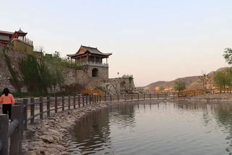 窑口遗址紧邻河岸.jpg